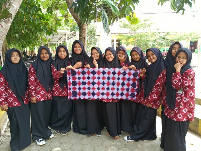 Siswa Kelas VII C MTsN 1 Bungo Eksplorasi Seni Shibori Dua Warna Siswa Kelas VII C MTsN 1 Bungo Eksplorasi Seni Shibori Dua Warna