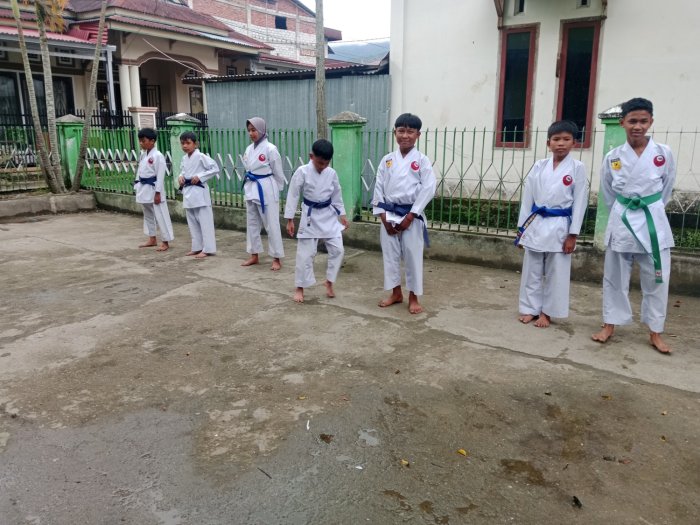 Tingkatkan Kedisiplinan dan Fisik Siswa, MIN 3 Kerinci Giatkan Latihan Karate Setiap Jumat Sore Tingkatkan Kedisiplinan dan Fisik Siswa, MIN 3 Kerinci Giatkan Latihan Karate Setiap Jumat Sore