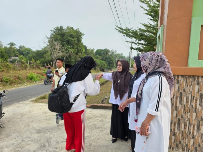 Salam Santun di Gerbang Madrasah, Guru Piket MTsN 1 Bungo Wujudkan Semangat KBC Sejak Pagi Hari Salam Santun di Gerbang Madrasah, Guru Piket MTsN 1 Bungo Wujudkan Semangat KBC Sejak Pagi Hari