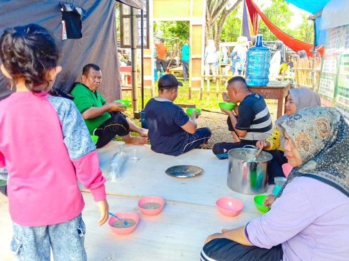 Hangatnya Kebersamaan: Kamad, Pembina, dan GTK Madtsanesa Bungo Menikmati Bubur Kacang Hangatnya Kebersamaan: Kamad, Pembina, dan GTK Madtsanesa Bungo Menikmati Bubur Kacang