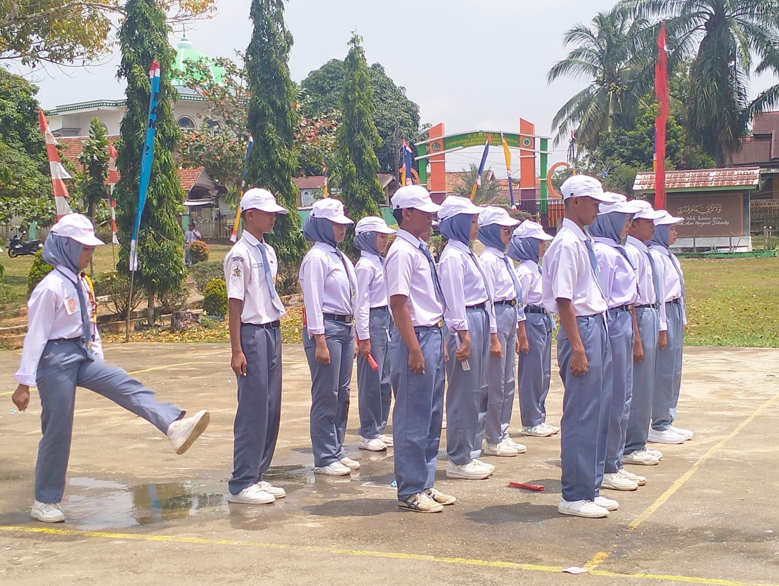 SAMBUT HARI PRAMUKA DAN HUT RI KE – 80, MAN 2 TEBO GELAR LOMBA GERAK JALAN DAN LOMBA KREASI BARIS-BERBARIS (LKBB) DAN YEL-YEL ANTAR KELAS SAMBUT HARI PRAMUKA DAN HUT RI KE – 80, MAN 2 TEBO GELAR LOMBA GERAK JALAN DAN LOMBA KREASI BARIS-BERBARIS (LKBB) DAN YEL-YEL ANTAR KELAS