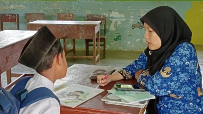 Guru MIN 4 Tebo Sisihkan Waktu Tambahan untuk Bantu Siswa yang Belum Lancar Membaca Guru MIN 4 Tebo Sisihkan Waktu Tambahan untuk Bantu Siswa yang Belum Lancar Membaca