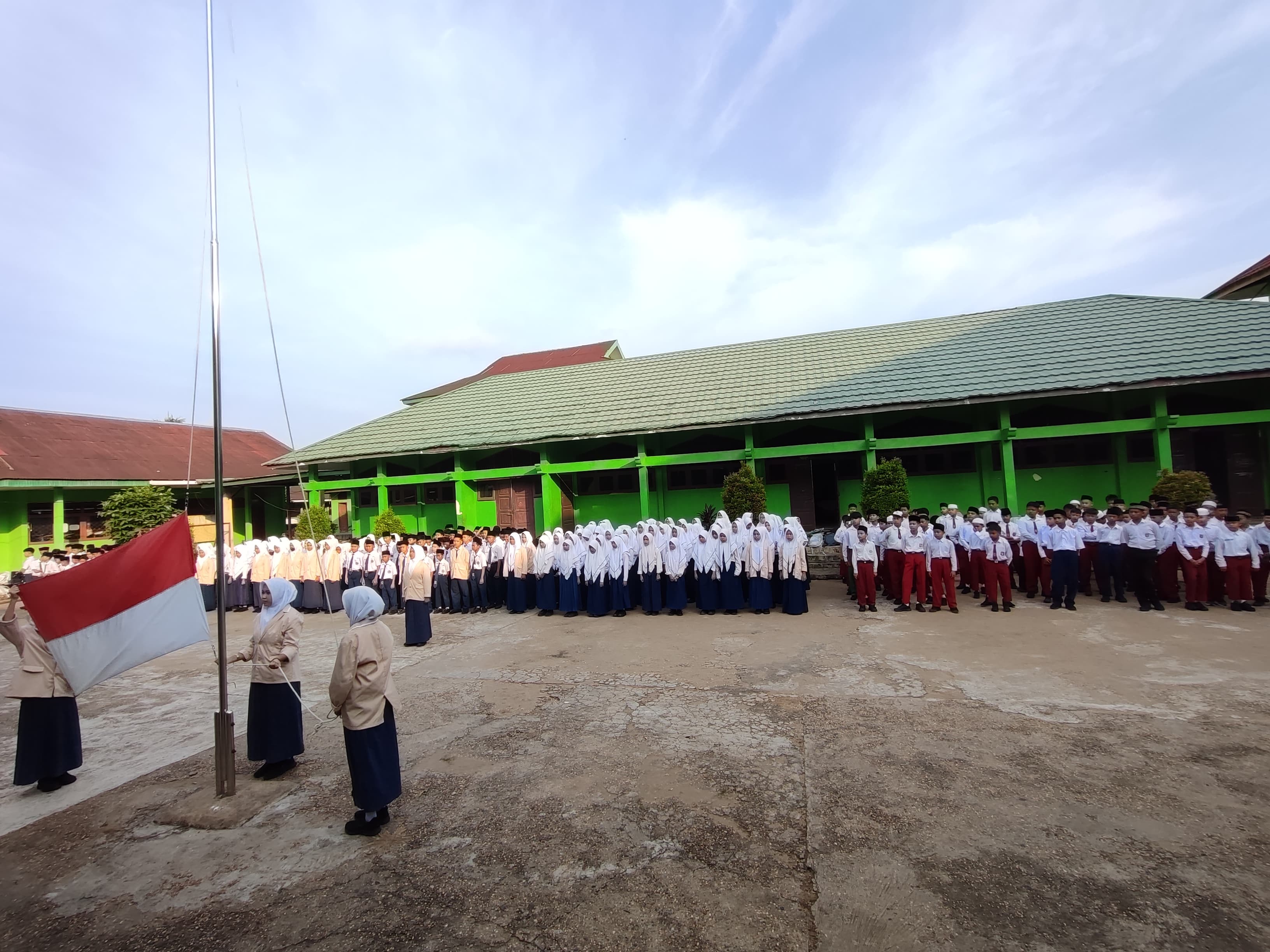 MATSAMA MTsN 1 Kota Jambi ditutup dengan pemberian hadiah MATSAMA MTsN 1 Kota Jambi ditutup dengan pemberian hadiah