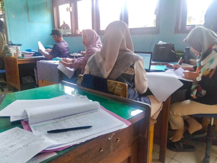 Majelis Guru MTsN 1 Bungo Sibuk Lakukan Penilaian PTS