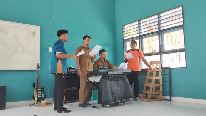 Semangat Berlatih Paduan Suara untuk Peringatan Hari PGRI 2025
