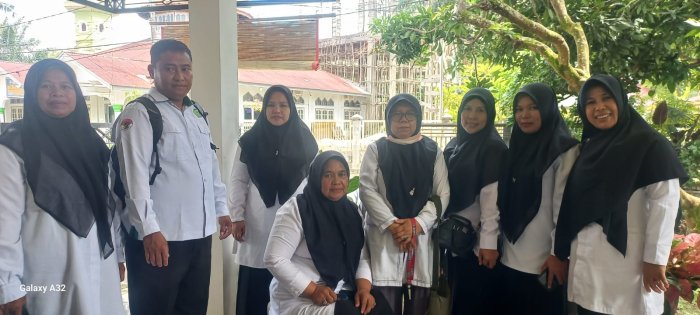 Kepala MAN 2 Bungo Bersama Guru dan Staf Jenguk Suami Ibu Binti Mastianah, S.Ag Kepala MAN 2 Bungo Bersama Guru dan Staf Jenguk Suami Ibu Binti Mastianah, S.Ag