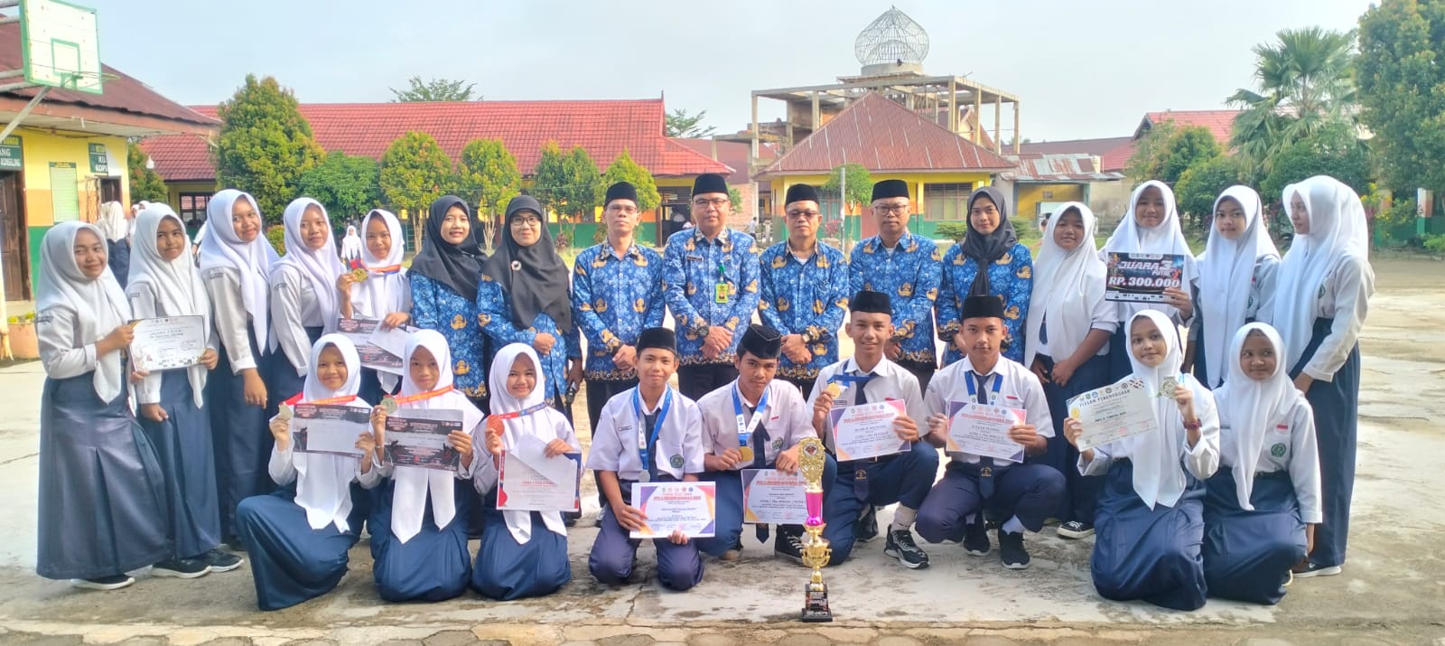 PEMBAGIAN PIALA , PIAGAM DAN MENDALI PENGHARGAAN UNTUK SISWA BERPRESTASI PEMBAGIAN PIALA , PIAGAM DAN MENDALI PENGHARGAAN UNTUK SISWA BERPRESTASI