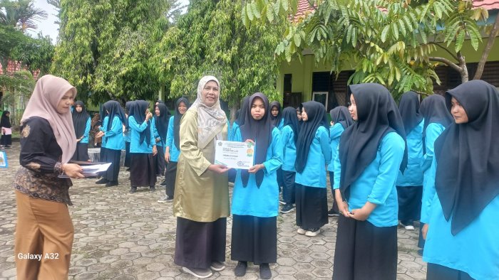 Wali Kelas X MAN 2 Bungo Bagikan Piagam Penghargaan dan Rapor Semester Wali Kelas X MAN 2 Bungo Bagikan Piagam Penghargaan dan Rapor Semester