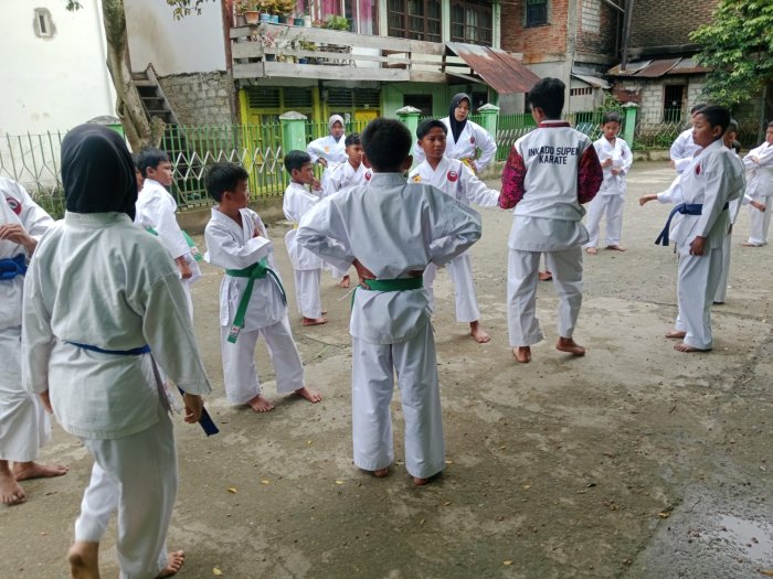 Latihan Karate Rutin MIN 3 Kerinci: Membangun Fisik Kuat dan Mental Disiplin Latihan Karate Rutin MIN 3 Kerinci: Membangun Fisik Kuat dan Mental Disiplin