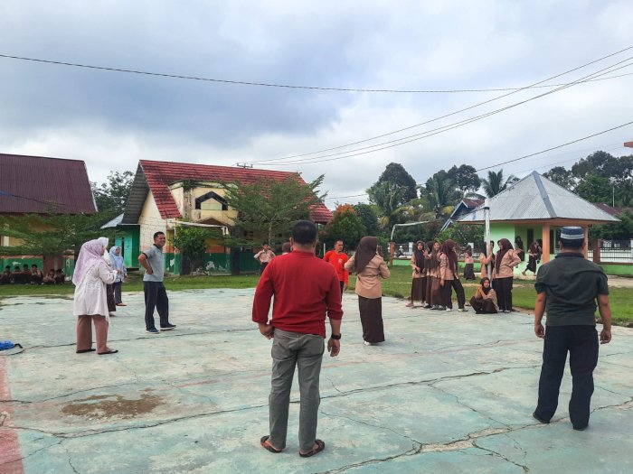 Seru dan Penuh Kekompakan: Guru dan Tendik MTsN 1 Bungo Meriahkan Istirahat Pagi dengan Pertandingan Voli Seru dan Penuh Kekompakan: Guru dan Tendik MTsN 1 Bungo Meriahkan Istirahat Pagi dengan Pertandingan Voli