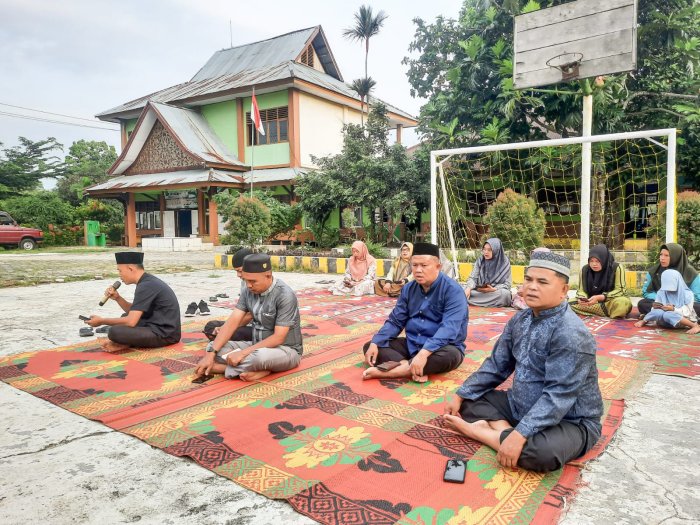 Jumat Penuh Berkah, MTsN 1 Bungo Laksanakan Pembiasaan Pagi Wirid Yasin Jumat Penuh Berkah, MTsN 1 Bungo Laksanakan Pembiasaan Pagi Wirid Yasin