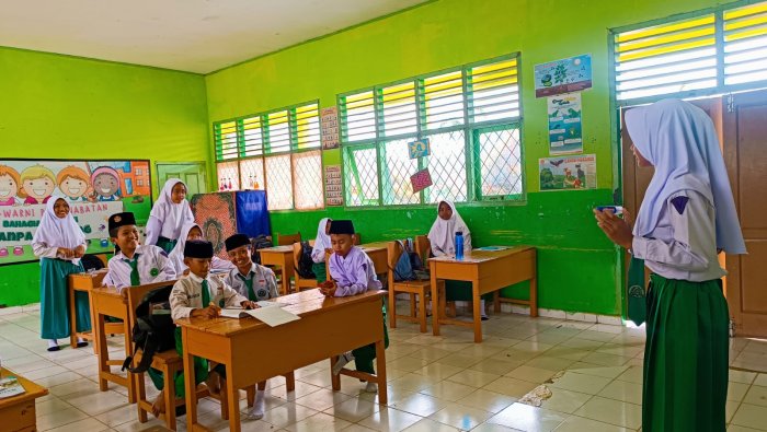 Siswa Kelas 5B MIN 4 Tebo Unjuk Kemampuan Jadi Bintang Iklan