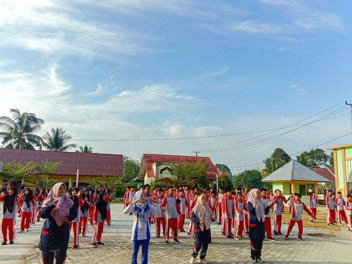 Guru dan Tendik MTsN 1 Bungo Antusias Ikuti Senam Kesehatan Jasmani, Rasakan Manfaat yang Signifikan Guru dan Tendik MTsN 1 Bungo Antusias Ikuti Senam Kesehatan Jasmani, Rasakan Manfaat yang Signifikan