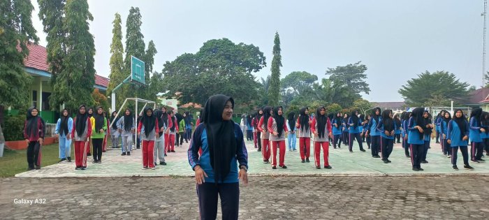 Senam Rutin Setiap Sabtu, Wujudkan Siswa dan Guru MAN 2 Bungo yang Sehat dan Bugar Senam Rutin Setiap Sabtu, Wujudkan Siswa dan Guru MAN 2 Bungo yang Sehat dan Bugar