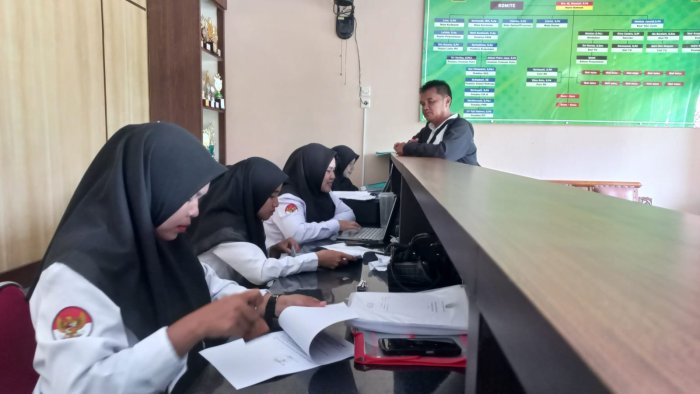 Staf TU MAN 2 Bungo Siap Legalisir Ijazah Praja Khairul Ihsan Alumni untuk Persiapan Tes TNI Staf TU MAN 2 Bungo Siap Legalisir Ijazah Praja Khairul Ihsan Alumni untuk Persiapan Tes TNI