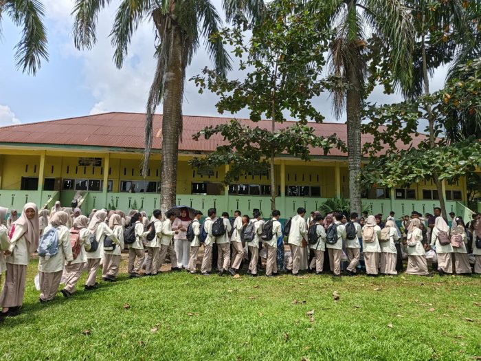 Hari Terakhir Sekolah: Siswa dan Guru MAN 1 Kota Jambi Saling Bersalaman Sambut Hari Kemenangan Hari Terakhir Sekolah: Siswa dan Guru MAN 1 Kota Jambi Saling Bersalaman Sambut Hari Kemenangan