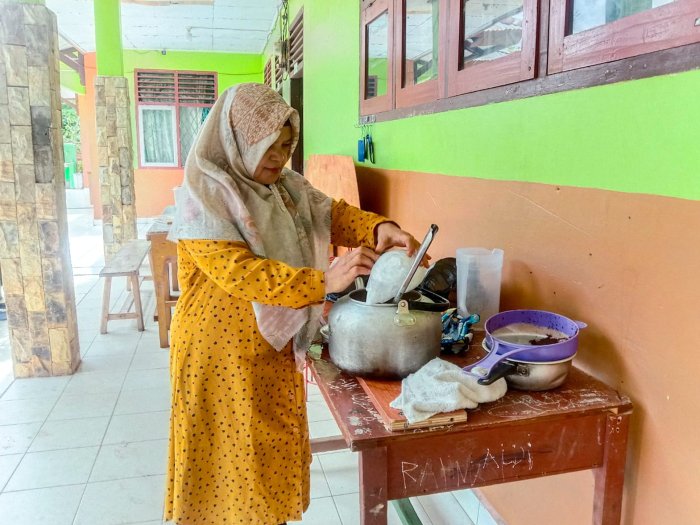 Sejuknya Kebersamaan! Bu Deswanti, S.Ag., Siapkan Es Teh Segar untuk Pejuang Kebersihan MTsN 1 Bungo Sejuknya Kebersamaan! Bu Deswanti, S.Ag., Siapkan Es Teh Segar untuk Pejuang Kebersihan MTsN 1 Bungo