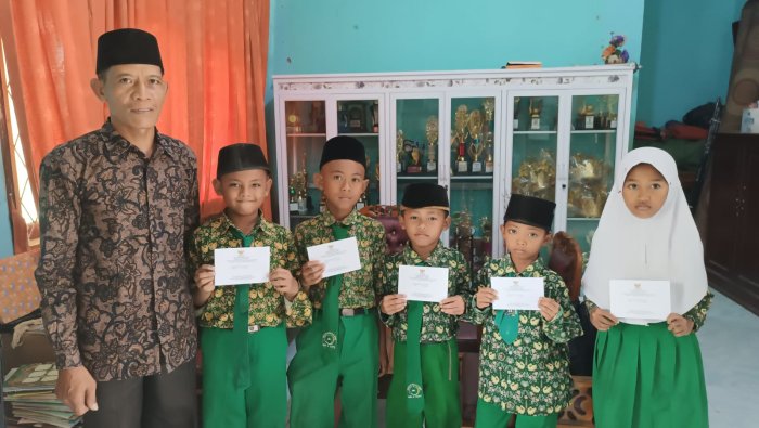 MIN 4 Tebo Serahkan Beasiswa BAZNAS Kabupaten Tebo kepada Lima Siswa Penerima MIN 4 Tebo Serahkan Beasiswa BAZNAS Kabupaten Tebo kepada Lima Siswa Penerima