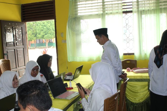 Pantau Persiapan Akhir, Kepala MTsN 2 Bungo Tinjau Langsung Gladi Bersih TKA Kelas IX