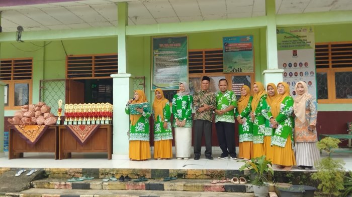 Pembagian Raport Semester Ganjil T.P 2025/2026 di MIN 3 Tebo Dihadiri  Orang Tua Siswa