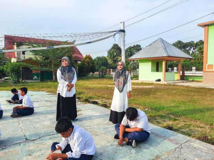 Tegakkan Disiplin, Guru Piket MTsN 1 Bungo Sukses Dukung Kelancaran KBM Tegakkan Disiplin, Guru Piket MTsN 1 Bungo Sukses Dukung Kelancaran KBM