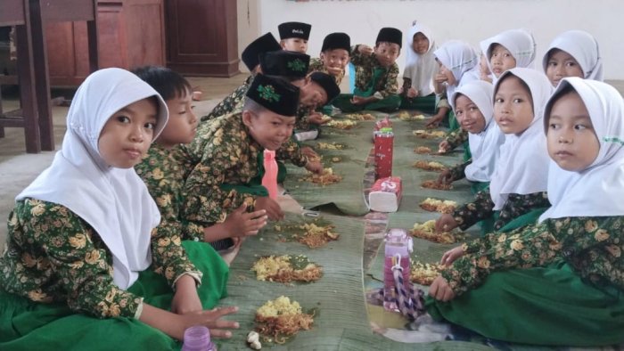 Kelas 1A MIN 4 Tebo Pererat Kebersamaan dengan Makan Bersama ala Tradisional