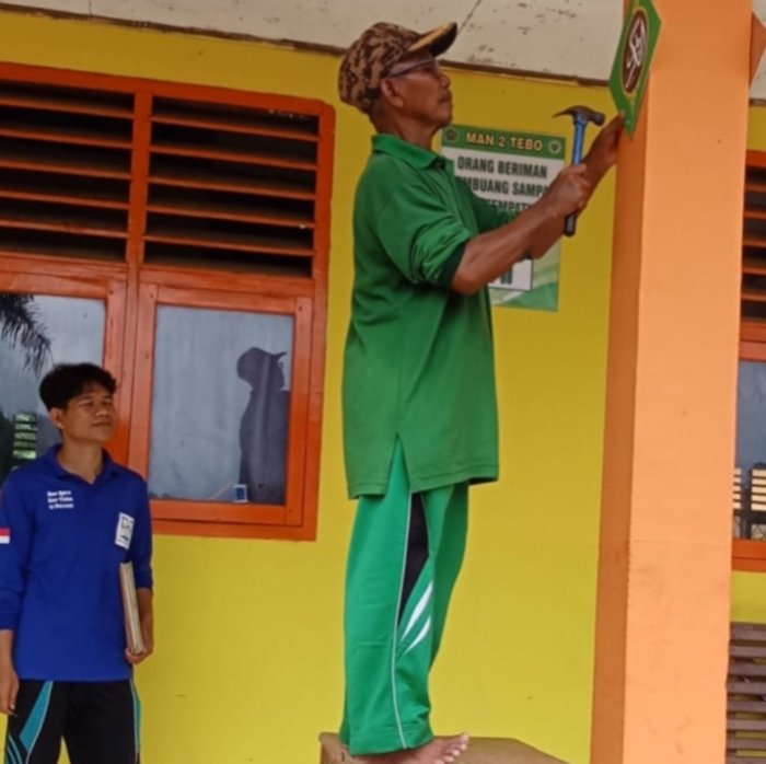 Kreatif dan Religius, Siswa Kelas XII MAN 2 Tebo Sulap Tiang Madrasah jadi Media Edukasi  ASMAUL HUSNA