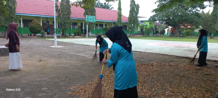 Semangat Gotong Royong, Guru Piket Ajak Siswa Bersihkan Halaman MAN 2 Bungo Sebelum Belajar Semangat Gotong Royong, Guru Piket Ajak Siswa Bersihkan Halaman MAN 2 Bungo Sebelum Belajar