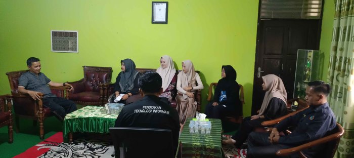 Dosen Pembimbing Lapangan UMMUBA Serahkan Surat Pemberitahuan Berakhirnya PPLK di MTsN 2 Bungo