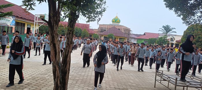 Siswa MTsN 2 Bungo Antusias Ikuti Senam Sehat Bersama Siswa MTsN 2 Bungo Antusias Ikuti Senam Sehat Bersama