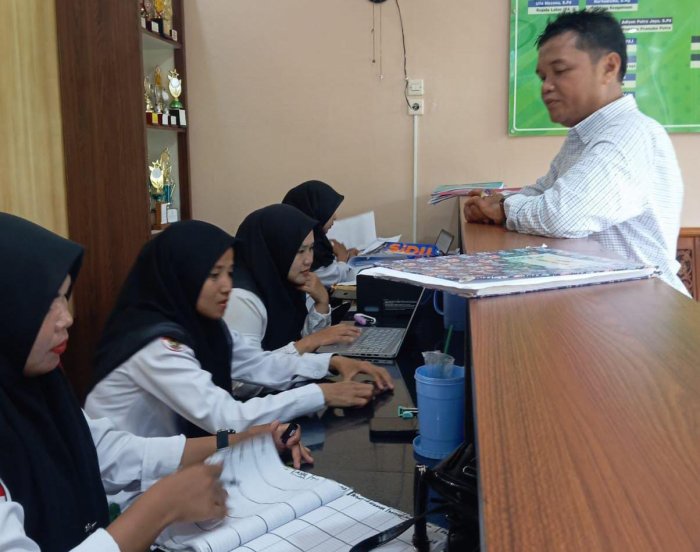 Pentingnya peran Staf Tata Usaha (TU) dalam mendukung kelancaran kegiatan administrasi Pentingnya peran Staf Tata Usaha (TU) dalam mendukung kelancaran kegiatan administrasi