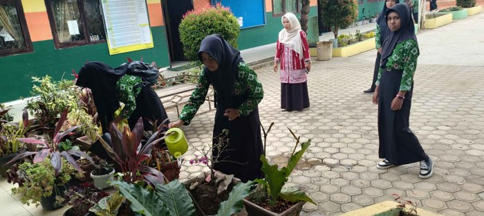 Siswa Piket MTsN 2 Bungo Laksanakan Penyiraman Taman Didampingi Guru Piket