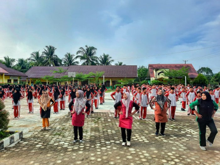 Guru dan Tenaga Kependidikan MTsN 1 Bungo Antusias Ikuti Senam Sehat Rutin