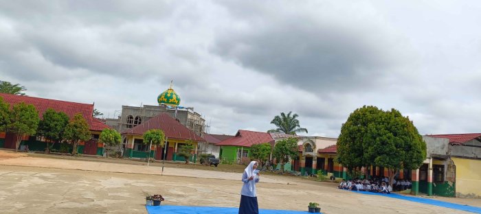 Puisi Dedikasi Guru Menggema di Lapangan MTsN 2 Bungo