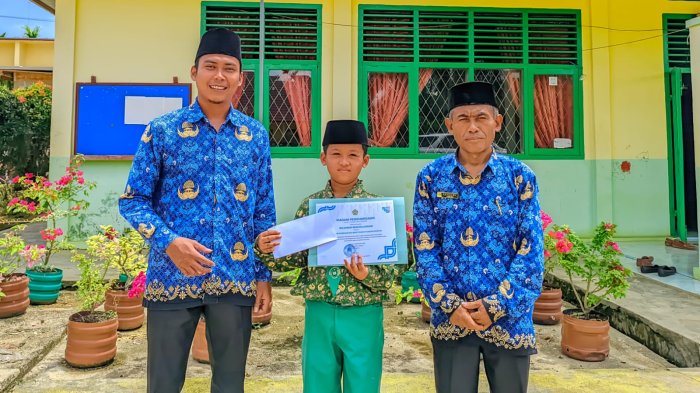 MIN 4 Tebo Serahkan Piagam dan Uang Pembinaan untuk Danum, Motivasi Menuju OMI Provinsi MIN 4 Tebo Serahkan Piagam dan Uang Pembinaan untuk Danum, Motivasi Menuju OMI Provinsi