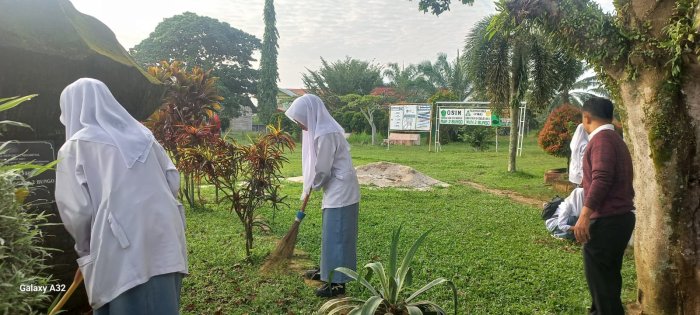 Siswa MAN 2 Bungo Rutin Laksanakan Gotong Royong Bersihkan Halaman Madrasah Siswa MAN 2 Bungo Rutin Laksanakan Gotong Royong Bersihkan Halaman Madrasah