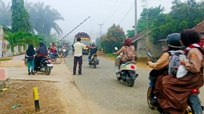 Pagi Crowded di Depan MIN 4 Tebo, Truk Sawit dan Kendaraan Padat, Satpam Sigap Atur Lalu Lintas