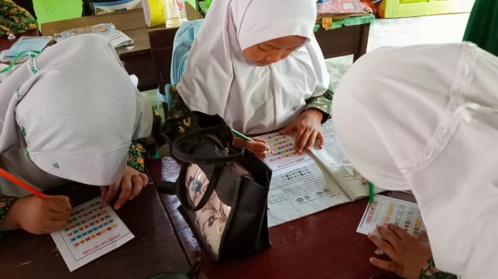 Serunya Belajar Pola Warna Barisan Bangun Datar Sambil Mewarnai di Kelas 2B MIN 4 Tebo