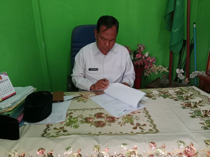 Dukungan Resmi Penuh! Kepala MIN 3 Kerinci Tandatangani Formulir Keikutsertaan Tim Sepak Bola