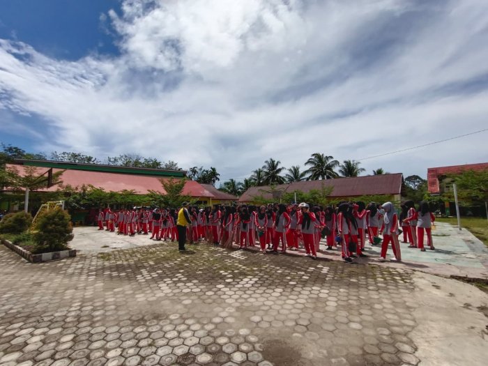 Sambut Ramadan 1447 H, MTsN 1 Bungo Gelar Gotong Royong Bersihkan Lingkungan Madrasah Sambut Ramadan 1447 H, MTsN 1 Bungo Gelar Gotong Royong Bersihkan Lingkungan Madrasah