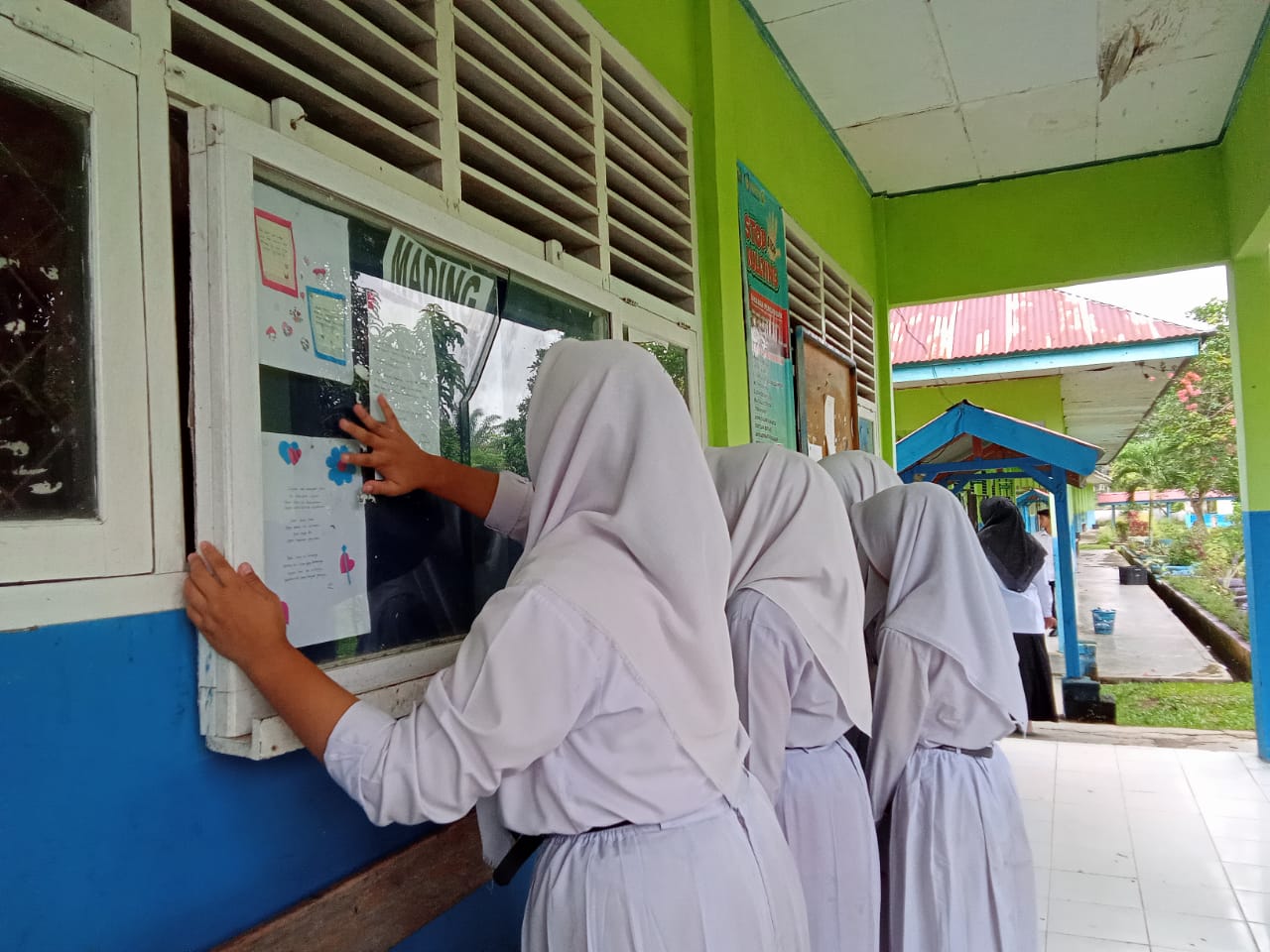 MENINGKATKAN BUDAYA LITERASI DI MTSN 5 TEBO MELALUI MAJALAH DINDING MENINGKATKAN BUDAYA LITERASI DI MTSN 5 TEBO MELALUI MAJALAH DINDING