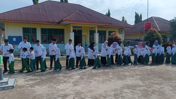 Halal Bihalal di Halaman MIN 4 Tebo, Seluruh Warga Madrasah Saling Bermaaf-maafan