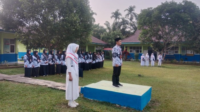 Bapak Arohman, S.Pd. Menjadi Pembina Upacara di MTsN 5 Tebo