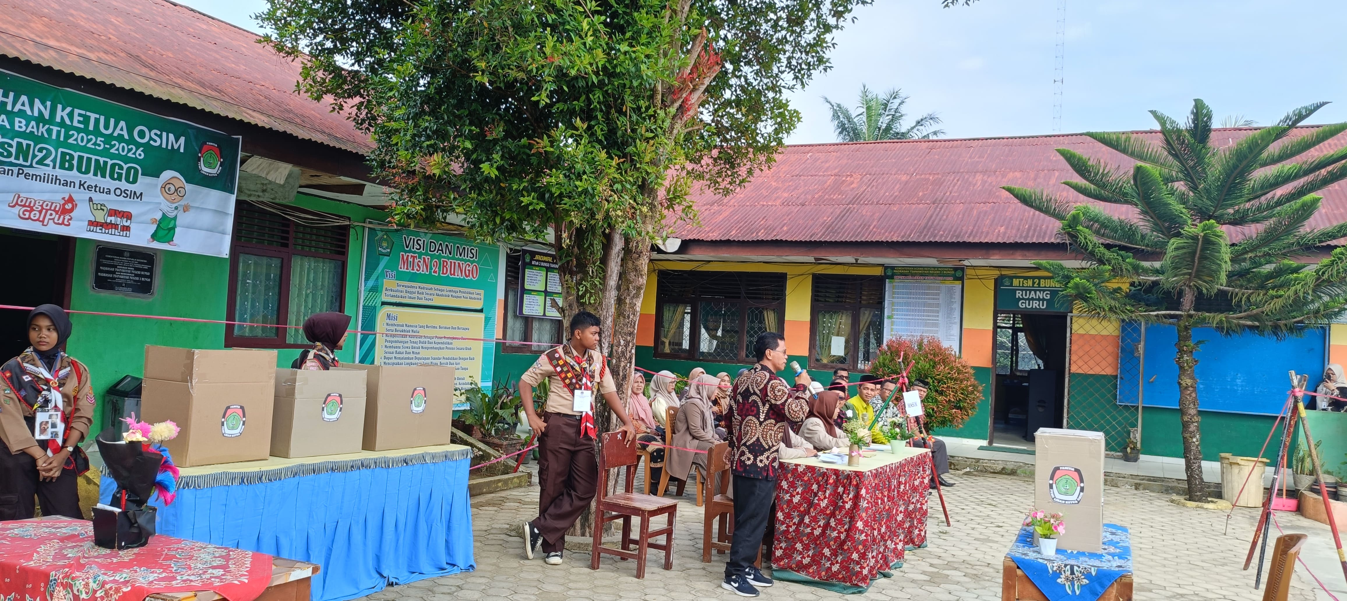 KETUA PANITIA PEMILIHAN OSIM MTsN 2 BUNGO JELASKAN TATA CARA PEMILIHAN YANG BENAR SEBELUM PEMUNGUTAN SUARA KETUA PANITIA PEMILIHAN OSIM MTsN 2 BUNGO JELASKAN TATA CARA PEMILIHAN YANG BENAR SEBELUM PEMUNGUTAN SUARA