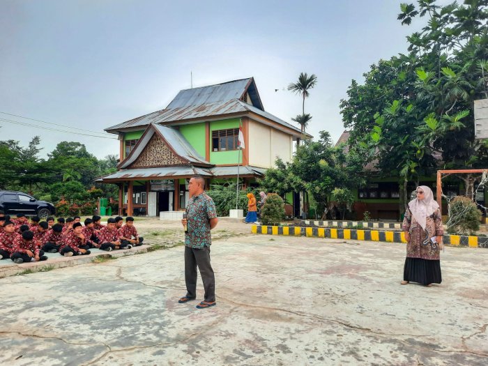 Usai Pengajian Pagi, Waka Kesiswaan MTsN 1 Bungo Beri Arahan Tegas Tata Tertib Madrasah Usai Pengajian Pagi, Waka Kesiswaan MTsN 1 Bungo Beri Arahan Tegas Tata Tertib Madrasah