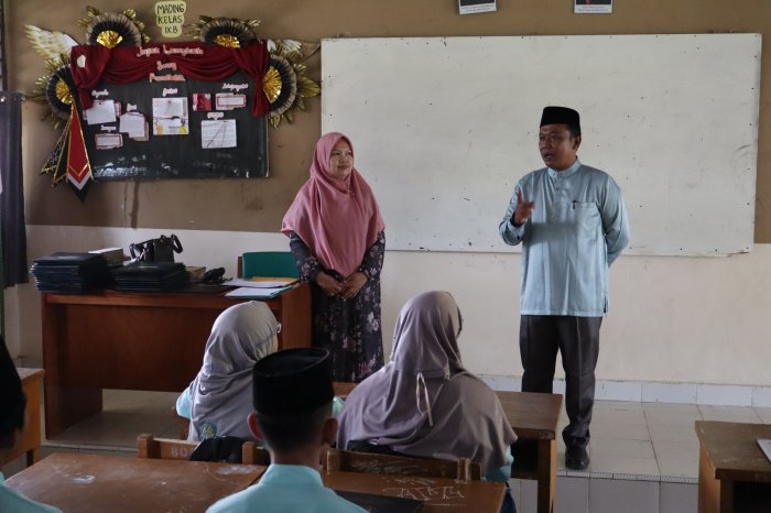 Pesan Mendalam Kepala MTsN 1 Batang Hari Saat Memantau Penyerahan SKL: Jaga Nama Baik Almamater!