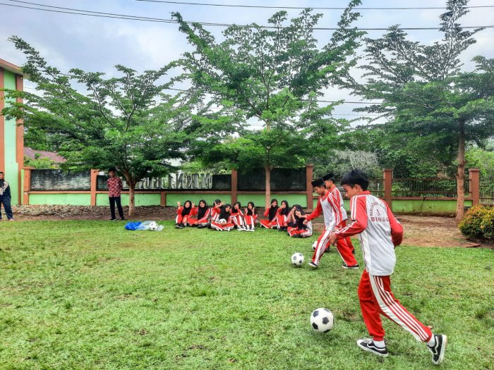 Siswa Kelas 8C MTsN 1 Bungo Antusias Ikuti Pembelajaran Permainan Bola Besar Siswa Kelas 8C MTsN 1 Bungo Antusias Ikuti Pembelajaran Permainan Bola Besar