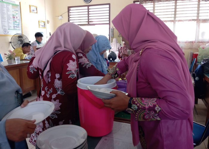 Guru MAN 2 Bungo Rayakan HGN ke-80 dengan Momen Makan Bersama Guru MAN 2 Bungo Rayakan HGN ke-80 dengan Momen Makan Bersama