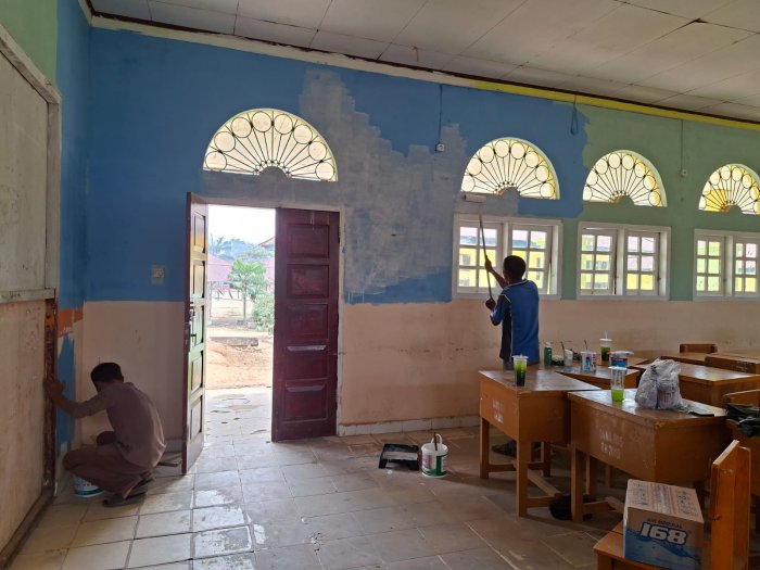 Semangat Kebersamaan, Paguyuban Orang Tua Kelas 7E MTsN 1 Batang Hari Gotong Royong Percantik Ruang Belajar