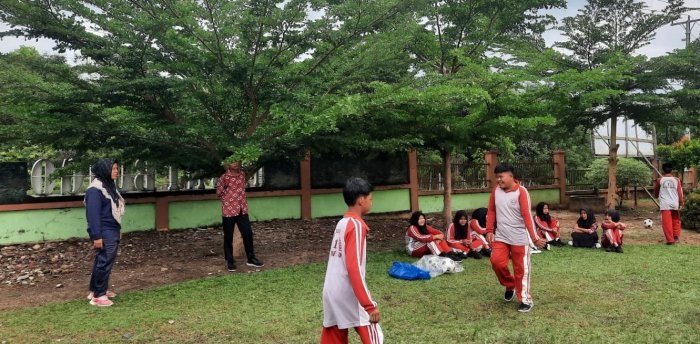 Guru PJOK MTsN 1 Bungo Tekankan Pentingnya Semangat dan Kekompakan dalam Pembelajaran